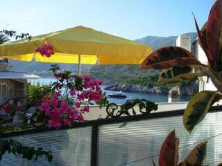 Апартаменты Apartments Mitrovići Miločer Свети-Стефан Трехместный номер с балконом-3