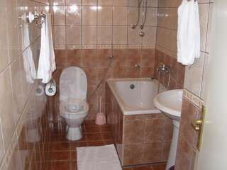 Апартаменты Apartments Mitrovići Miločer Свети-Стефан Трехместный номер с балконом-5