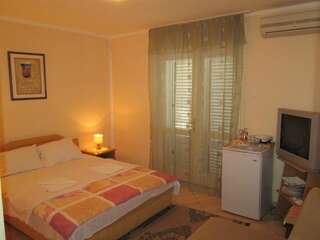 Апартаменты Apartments Mitrovići Miločer Свети-Стефан Трехместный номер с балконом-7